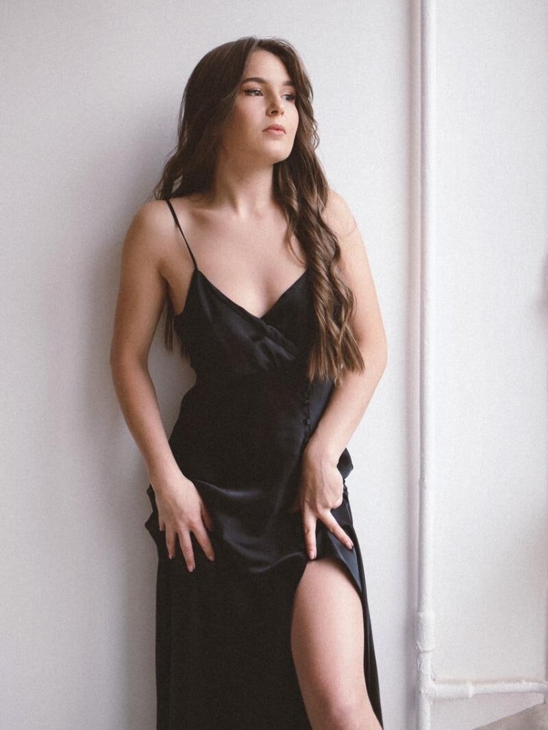 Оксана проститутка интим салон СПб у метро Парк Победы номер салона шлюх